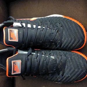 Men's basketball shoes